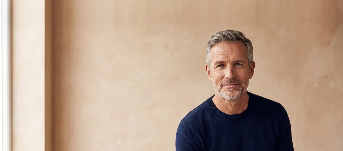 Homme de 55 ans souriant et en forme, portrait en studio